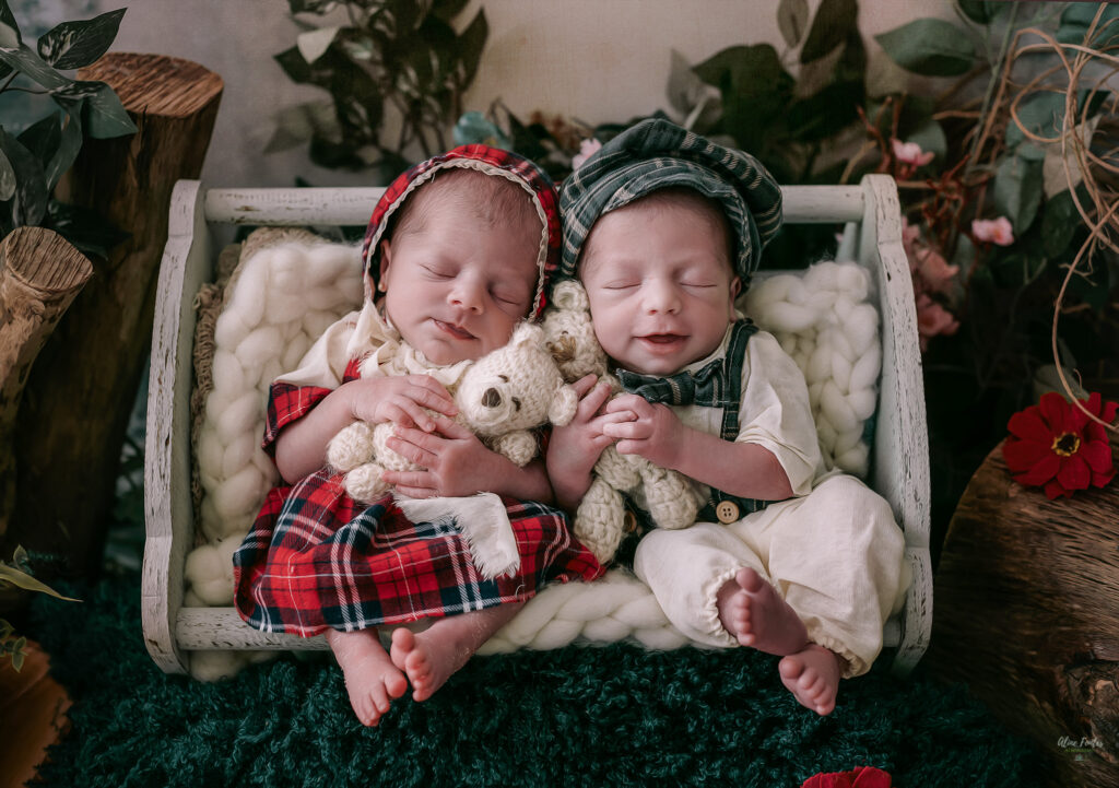 ensaio newborn de bebês gêmeos realizado por Aline Fontes fotógrafa gaúcha