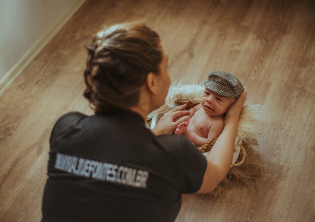 Aline Fontes,. fotógrafa especialista em newborn preparando o bebê para fotografar