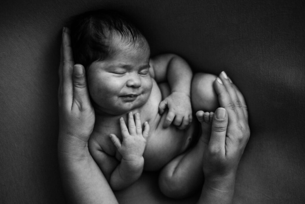 bebê recém-nascido em ensaio newborn feito pela fotógrafa Aline Fontes, nas mãos da mãe