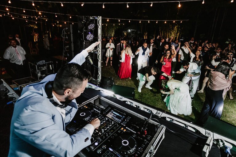 colecao_casamentos_JulieneeDiogo-Foto-MarcosLuvizeto-18-768x512 Resultados - Concursos de coleções de fotografia de casamento e pré casamentos - Premiadas - primeiro round - 2025