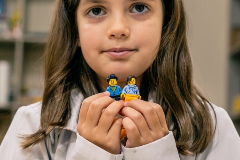 colecao_familia_Maite_e_Lorena_na_aula_de_robotica_fotografadas_por_Estelle_Gautier_11-768x512 Resultados - concurso de coleções - Premiada de Familia e Festa Infantil - Segundo Round 2025