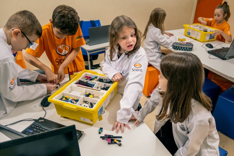 colecao_familia_Maite_e_Lorena_na_aula_de_robotica_fotografadas_por_Estelle_Gautier_14-768x512 Resultados - concurso de coleções - Premiada de Familia e Festa Infantil - Segundo Round 2025